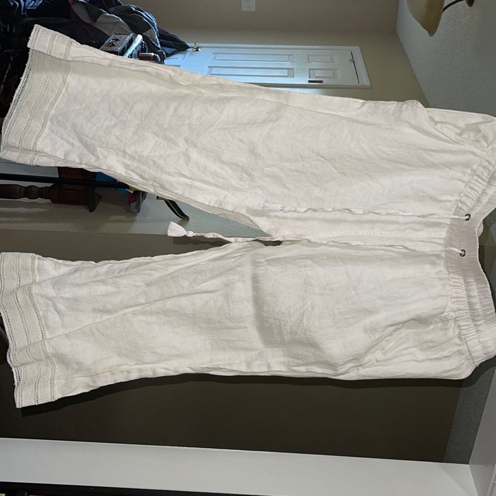 Magaschoni white Capri style pants size M